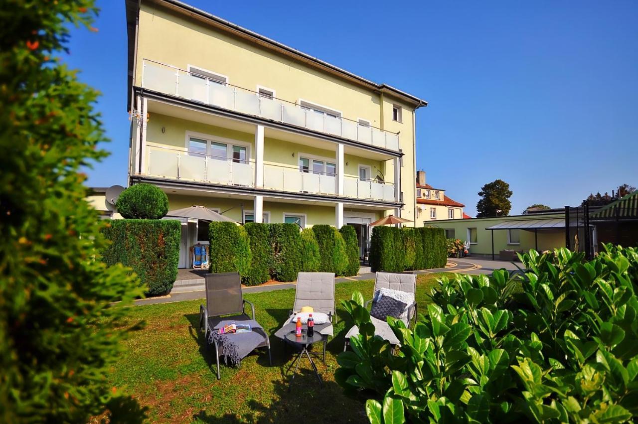 Plaza Apartament 尤斯托尼莫斯基 外观 照片