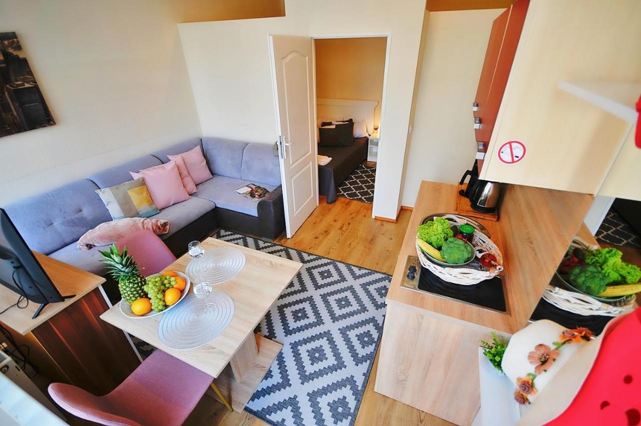 Plaza Apartament 尤斯托尼莫斯基 外观 照片