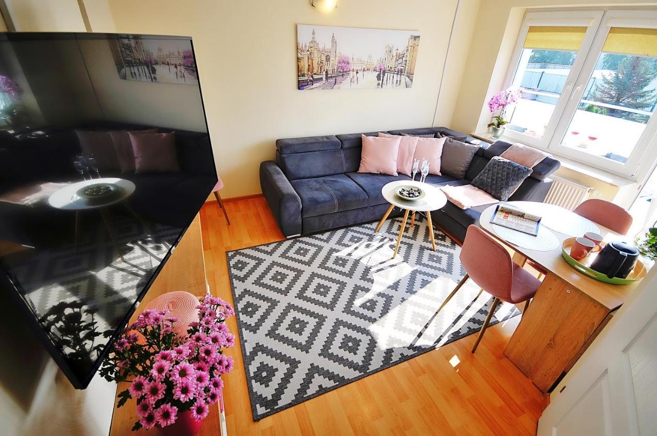 Plaza Apartament 尤斯托尼莫斯基 外观 照片