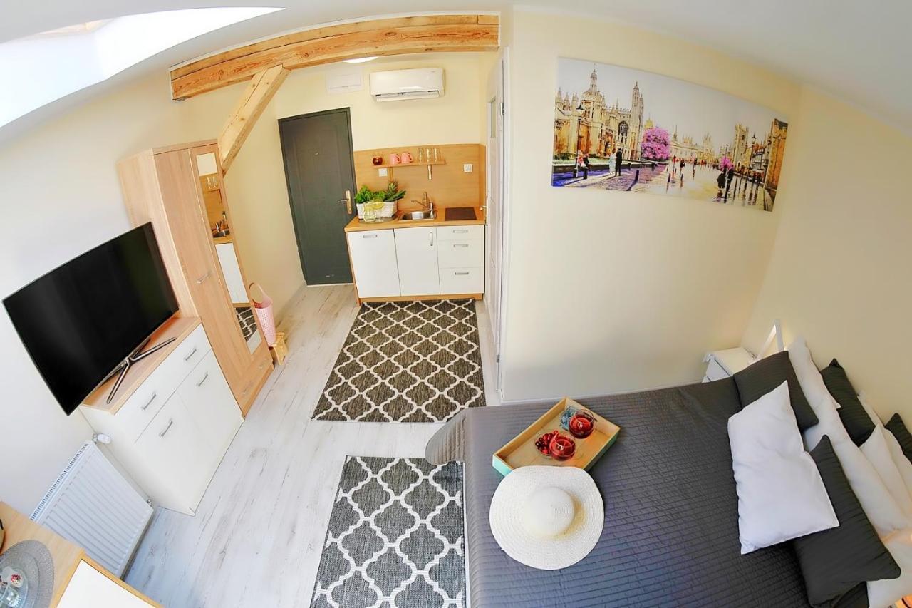 Plaza Apartament 尤斯托尼莫斯基 外观 照片