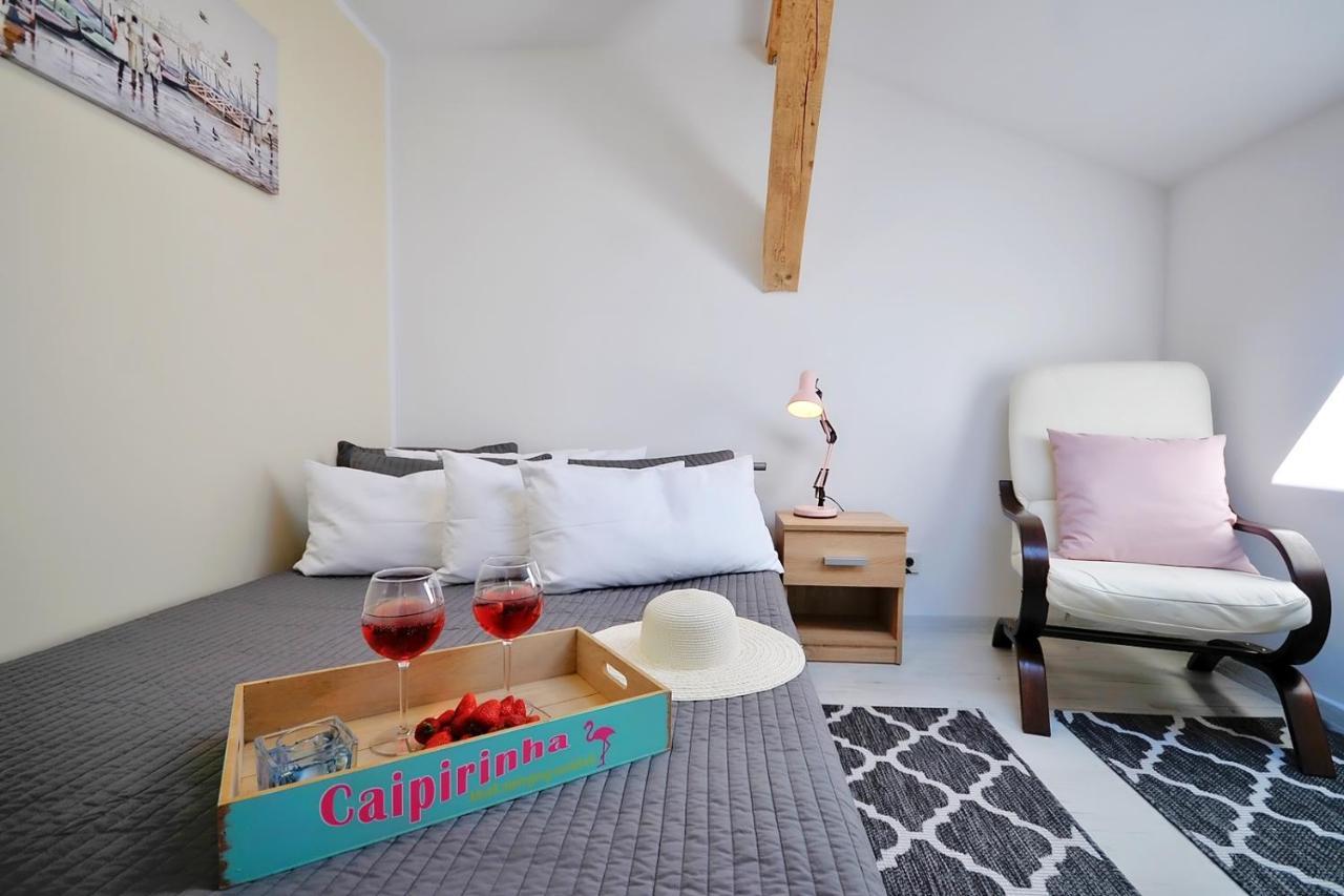 Plaza Apartament 尤斯托尼莫斯基 外观 照片