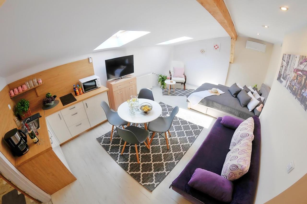 Plaza Apartament 尤斯托尼莫斯基 外观 照片