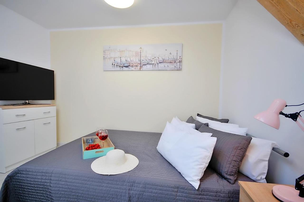 Plaza Apartament 尤斯托尼莫斯基 外观 照片