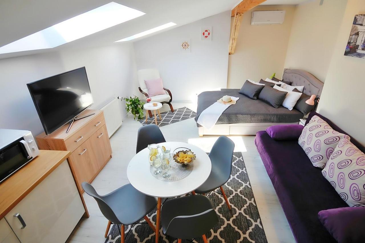 Plaza Apartament 尤斯托尼莫斯基 外观 照片