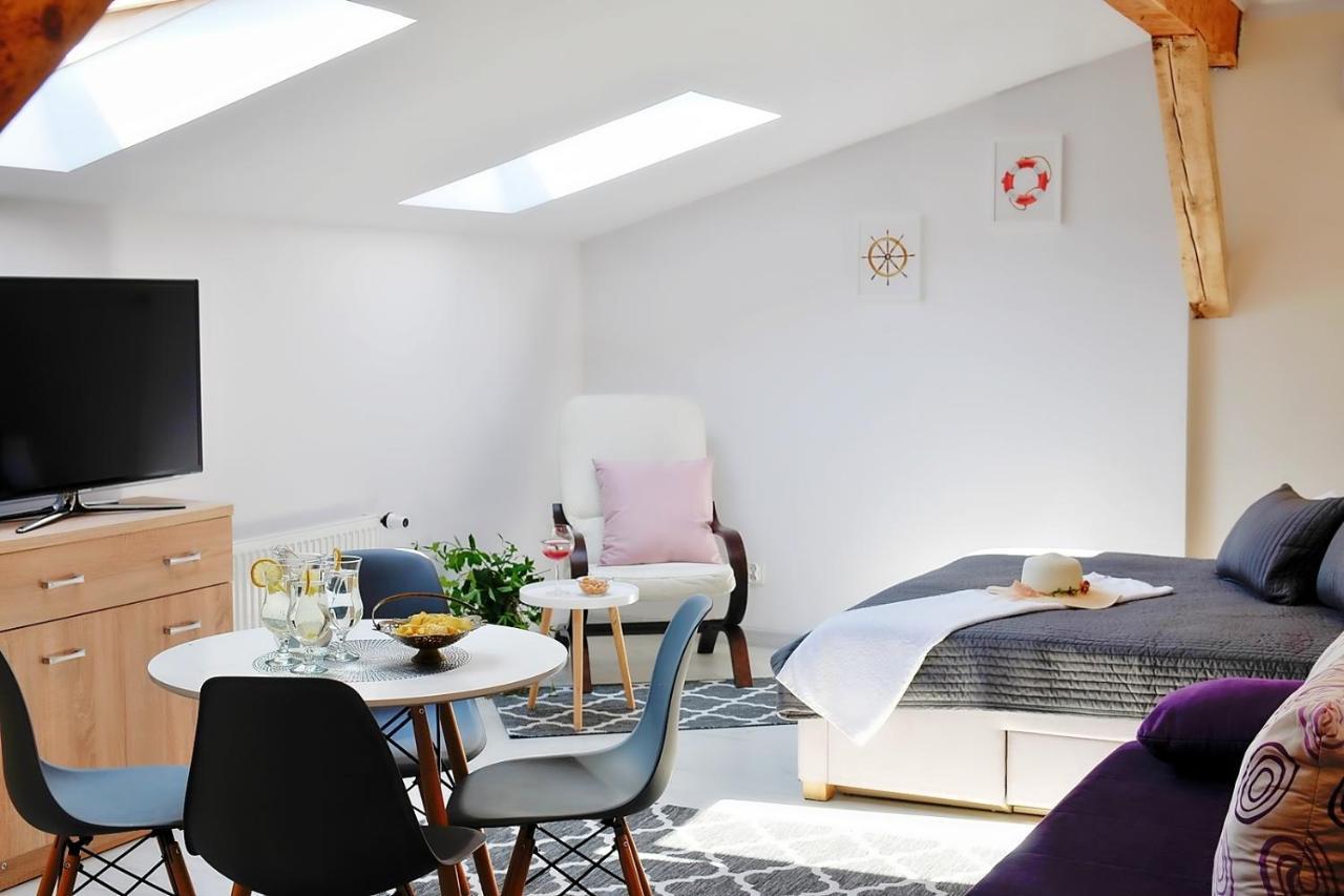 Plaza Apartament 尤斯托尼莫斯基 外观 照片
