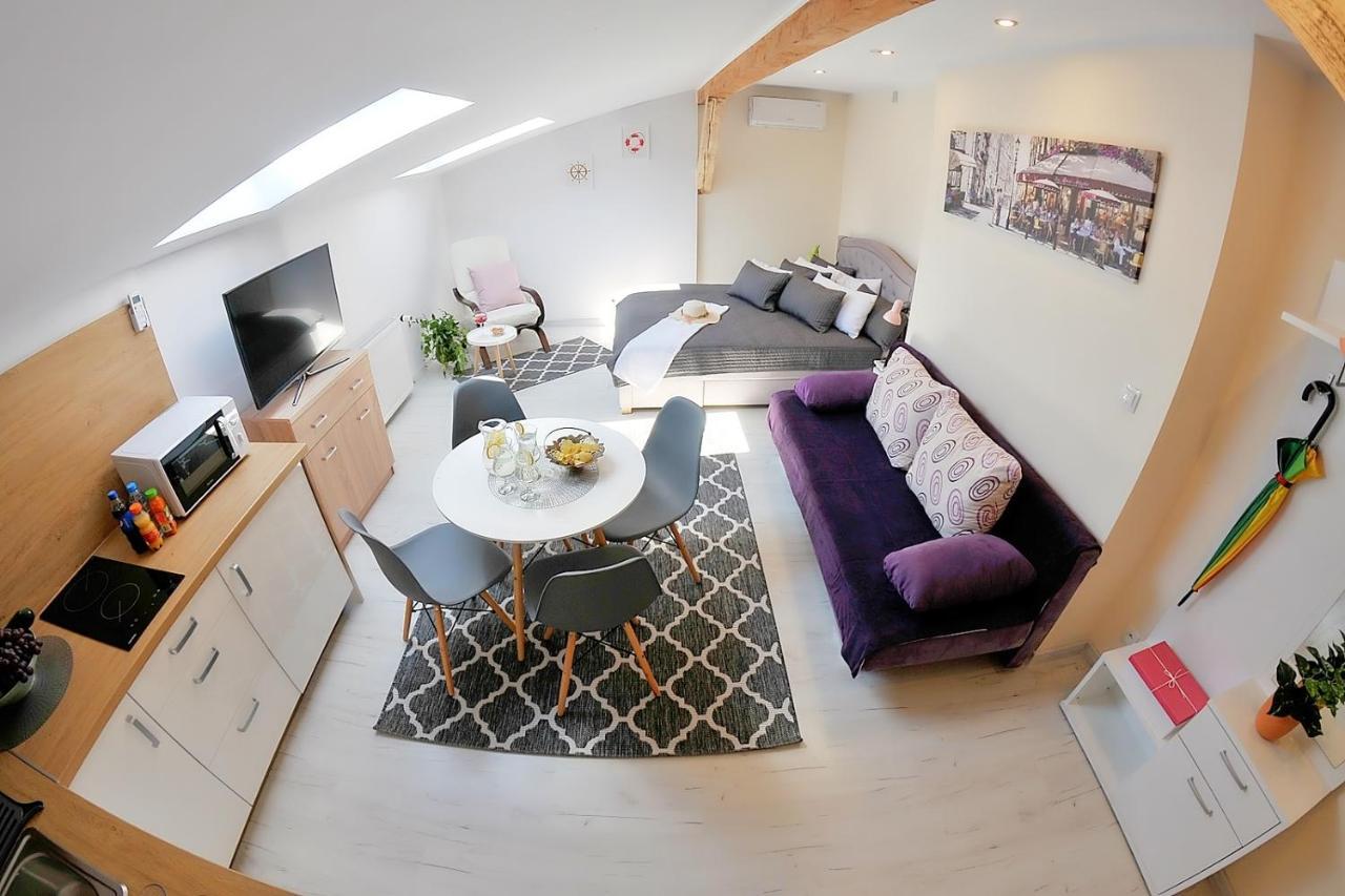 Plaza Apartament 尤斯托尼莫斯基 外观 照片