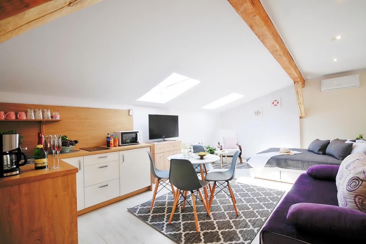 Plaza Apartament 尤斯托尼莫斯基 外观 照片