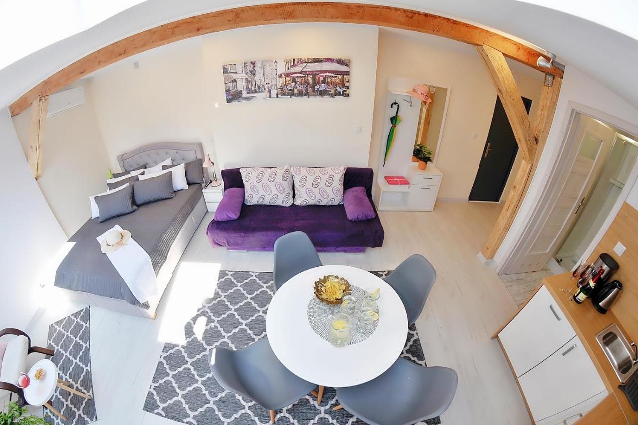Plaza Apartament 尤斯托尼莫斯基 外观 照片