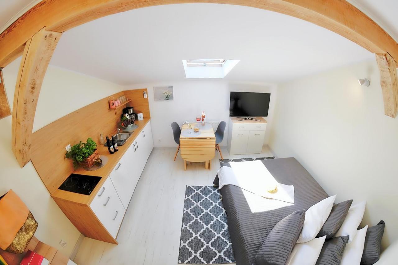 Plaza Apartament 尤斯托尼莫斯基 外观 照片